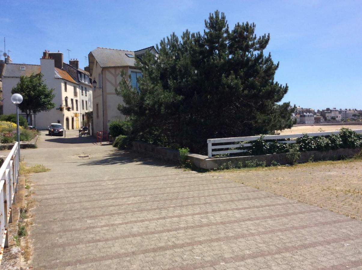 Le Dauphine 20M De La Plage Сен Мало Екстериор снимка